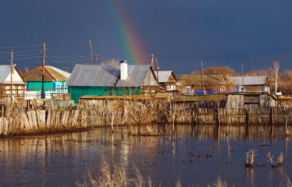 Весенним паводком затопило деревню в Самарской области. На снимке: Затопленная паводком деревня.