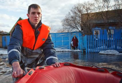 Весенним паводком затопило деревню в Самарской области. На снимке: Спасатели МЧС помогают жителям деревни.