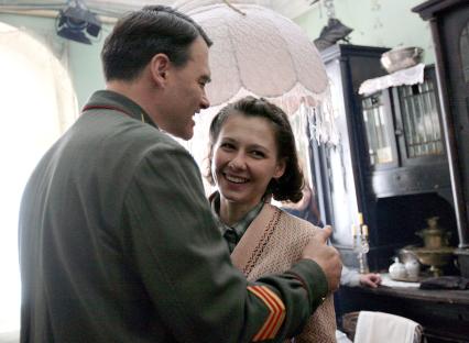Актер Евгений Дятлов и актриса Анастасия Кулагина на съемках фильма `Жизнь и судьба` в Самаре.