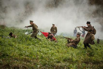 Реконструкция эпизода сражений 1918 года в рамках военно-исторического фестиваля `Там вдали, за рекой`, посвященного Гражданской войне.