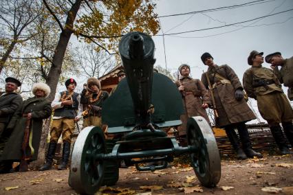 Реконструкция эпизода сражений 1918 года в рамках военно-исторического фестиваля `Там вдали, за рекой`, посвященного Гражданской войне.