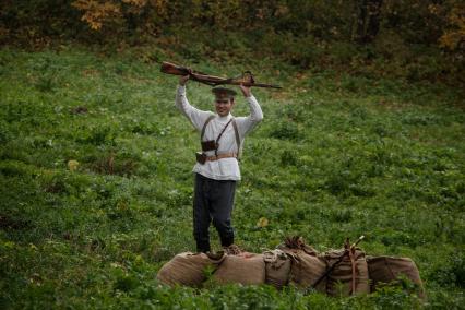 Реконструкция эпизода сражений 1918 года в рамках военно-исторического фестиваля `Там вдали, за рекой`, посвященного Гражданской войне.