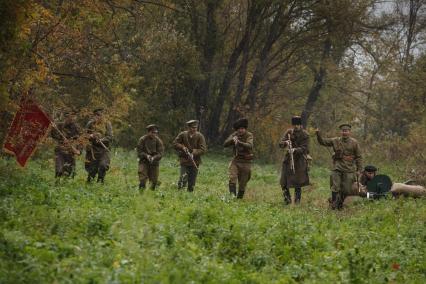 Реконструкция эпизода сражений 1918 года в рамках военно-исторического фестиваля `Там вдали, за рекой`, посвященного Гражданской войне.