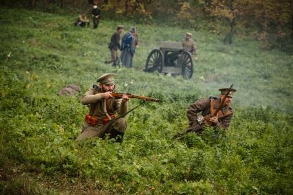 Реконструкция эпизода сражений 1918 года в рамках военно-исторического фестиваля `Там вдали, за рекой`, посвященного Гражданской войне.