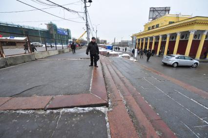 Изменения транспортного движения в районе метро `Динамо` в связи со строительством станции метрополитена`Петровский парк`. На снимке: ограждение у шоссе рядом с метро `Динамо`.