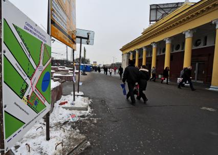 Изменения транспортного движения в районе метро `Динамо` в связи со строительством станции метрополитена `Петровский парк`.  На снимке: схема безопасного движения пешеходов