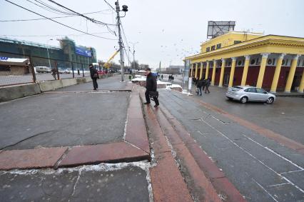 Изменения транспортного движения в районе метро `Динамо` в связи со строительством станции метрополитена`Петровский парк`. На снимке: ограждение у шоссе рядом с метро `Динамо`.