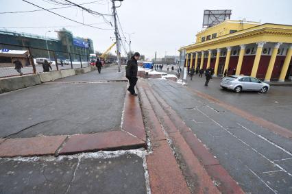 Изменения транспортного движения в районе метро `Динамо` в связи со строительством станции метрополитена`Петровский парк`. На снимке: ограждение у шоссе рядом с метро `Динамо`.