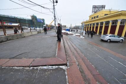 Изменения транспортного движения в районе метро `Динамо` в связи со строительством станции метрополитена`Петровский парк`. На снимке: ограждение у шоссе рядом с метро `Динамо`.