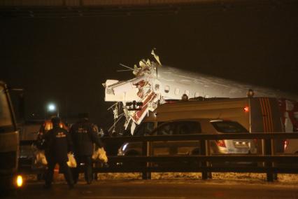 Аэропорт Внуково. Аварийная посадка Ту-204. Самолет выкатился за пределы взлетно-посадочной полосы на проезжую часть Киевского шоссе. На снимке: спасатели МЧС на  месте крушения самолета Ту-204 авиакомпании `Red Wings`.