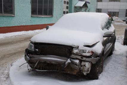 Автомобиль в снежном сугробе.