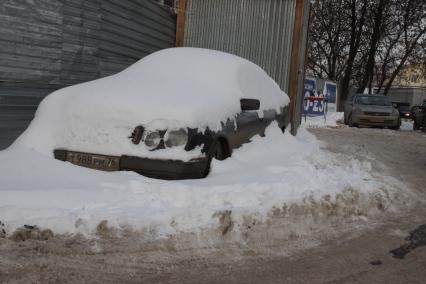 Автомобиль в снежном сугробе.