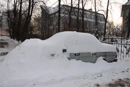 Автомобиль в снежном сугробе.