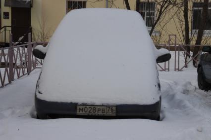 Автомобиль в снежном сугробе.