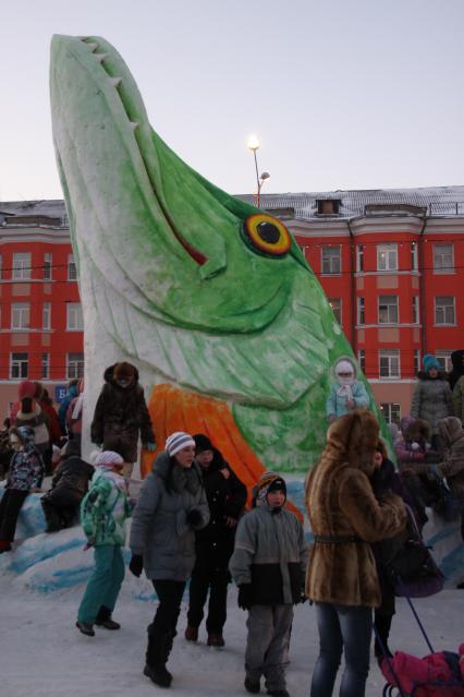 Снежная скульптура рыбы щуки на улице Рыбинска.