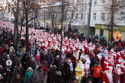 В Рыбинске тысяча Дедов Морозов прошли парадом по центральной улице города.