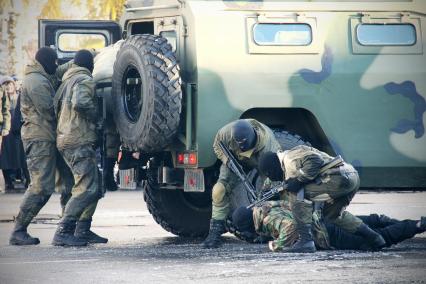 День полиции в Ярославле. На снимке: показательные выступления полицейских. Захват террористов из бронированного автомобиля `Тигр`.