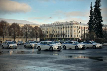 День полиции в Ярославле. На снимке: полицейские автомобили на улице города.