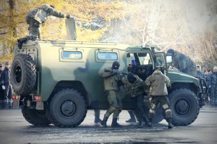 День полиции в Ярославле. На снимке: показательные выступления полицейских. Захват террористов из бронированного автомобиля `Тигр`.