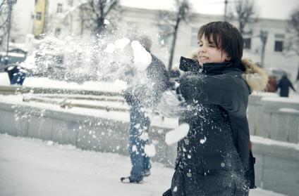 Молодежь играет в снежки.