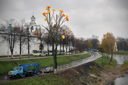 В Ярославле на дерево повесили 40 разноцветных зонтов. На снимке: дерево в зонтах на фоне музея-заповедника.