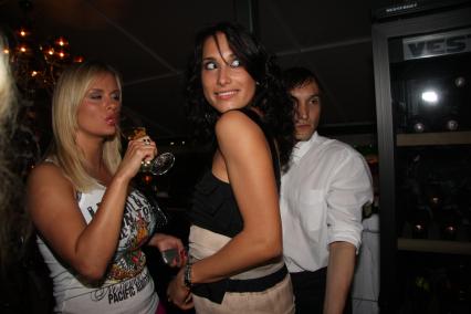 \"Кинотавр\" 2009 год. На снимке: певица, актриса Семенович Анна и Кравцова Мария (Марика)