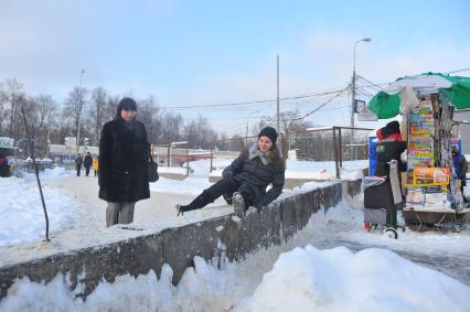 Изменения транспортного движения в районе метро `Динамо` в связи со строительством станции метрополитена`Петровский парк`. На снимке: пешеходы у временного ограждения у метро `Динамо`.