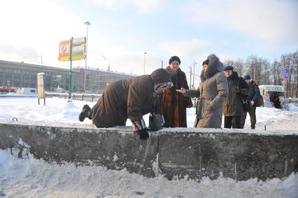 Изменения транспортного движения в районе метро `Динамо` в связи со строительством станции метрополитена`Петровский парк`. На снимке: пешеходы у временного ограждения у  метро `Динамо`.