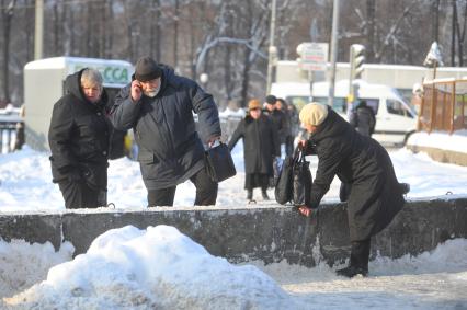 Изменения транспортного движения в районе метро `Динамо` в связи со строительством станции метрополитена`Петровский парк`. На снимке: пешеходы у временного ограждения у  метро `Динамо`.