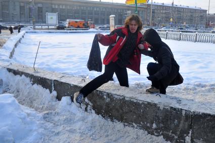 Изменения транспортного движения в районе метро `Динамо` в связи со строительством станции метрополитена`Петровский парк`. На снимке: пешеходы у временного ограждения у  метро `Динамо`.