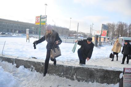 Изменения транспортного движения в районе метро `Динамо` в связи со строительством станции метрополитена`Петровский парк`. На снимке: пешеходы у временного ограждения у  метро `Динамо`.