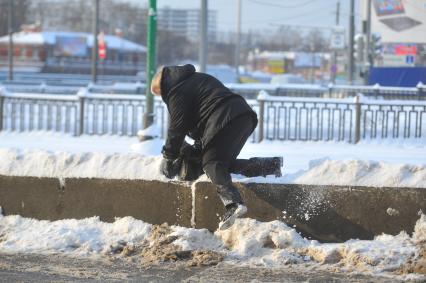 Изменения транспортного движения в районе метро `Динамо` в связи со строительством станции метрополитена`Петровский парк`. На снимке: пешеходы у временного ограждения у  метро `Динамо`.