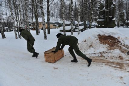 6-я бригада ПВО. На снимке: военнослужащие тащут ящик.