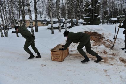 6-я бригада ПВО. На снимке: военнослужащие тащут ящик.