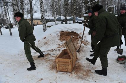 6-я бригада ПВО. На снимке: военнослужащие и ящик с песком.