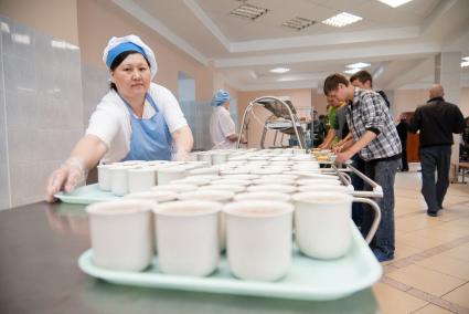 Раздача обеда в столовой.