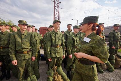 Фельдшер осматривает солдат призывников перед посадкой в поезд.