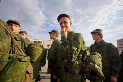 Новобранец грызет ногти стоя в строю.