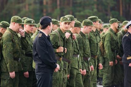 Призывники перед отправкой на службу построились на плацу.