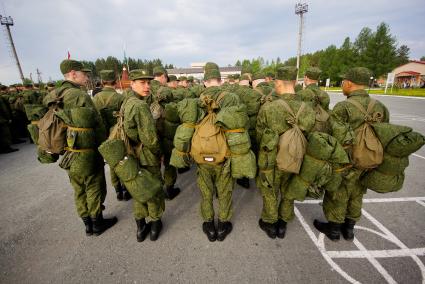 Призывники с вещами строятся перед отправкой на службу.