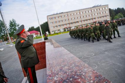 Призывники идут колонной по плацу перед отправкой в армию.