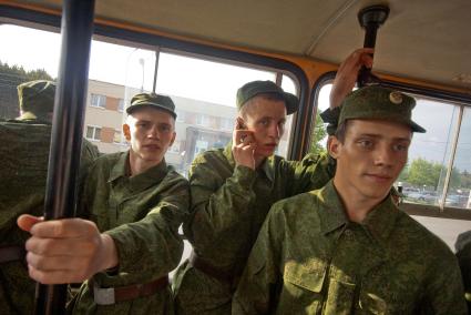 Призывники в автобусе перед отправкой в войска.