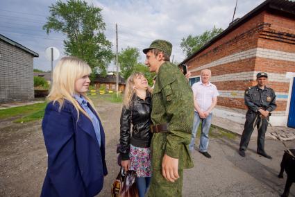 Призывник прощается с девушкой перед отправкой в войска.