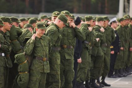 Призывники накидывают на спины вещмешки.