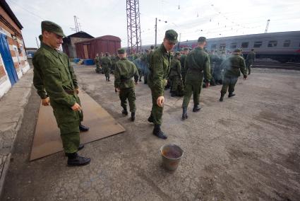 Солдаты докуривают сигареты перед отправкой в войска.