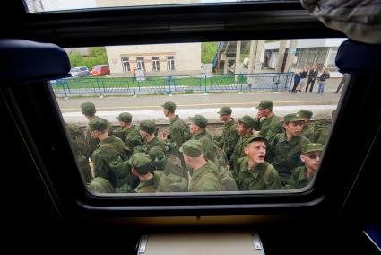 Призывники на вокзале перед посадкой в поезд.