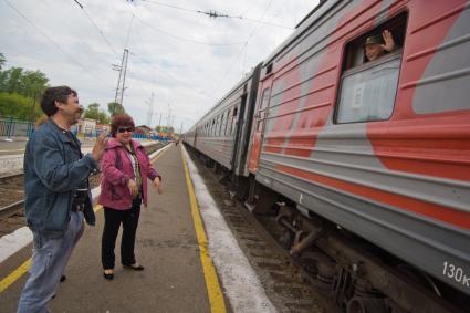 Родственники прощаются с солдатами на вокзале.