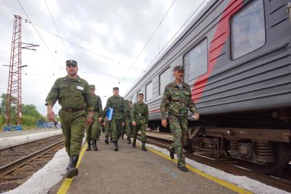 Солдаты призывники идут к поезду.