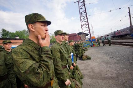 Призывник курит сигарету в строю перед отправкой в войска.