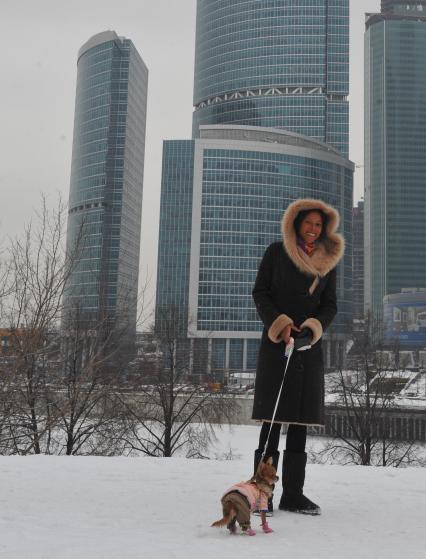 ММДЦ `Москва-Сити`. На снимке: прогулка с собакой.